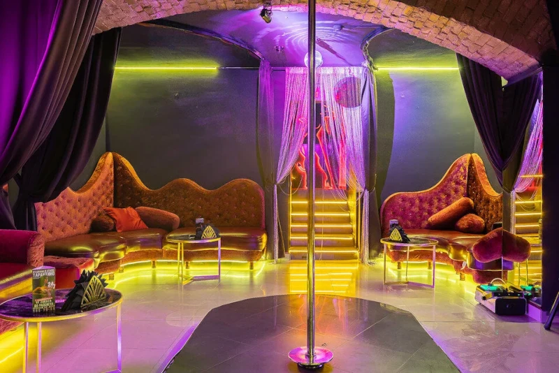 Locale Lap Dance