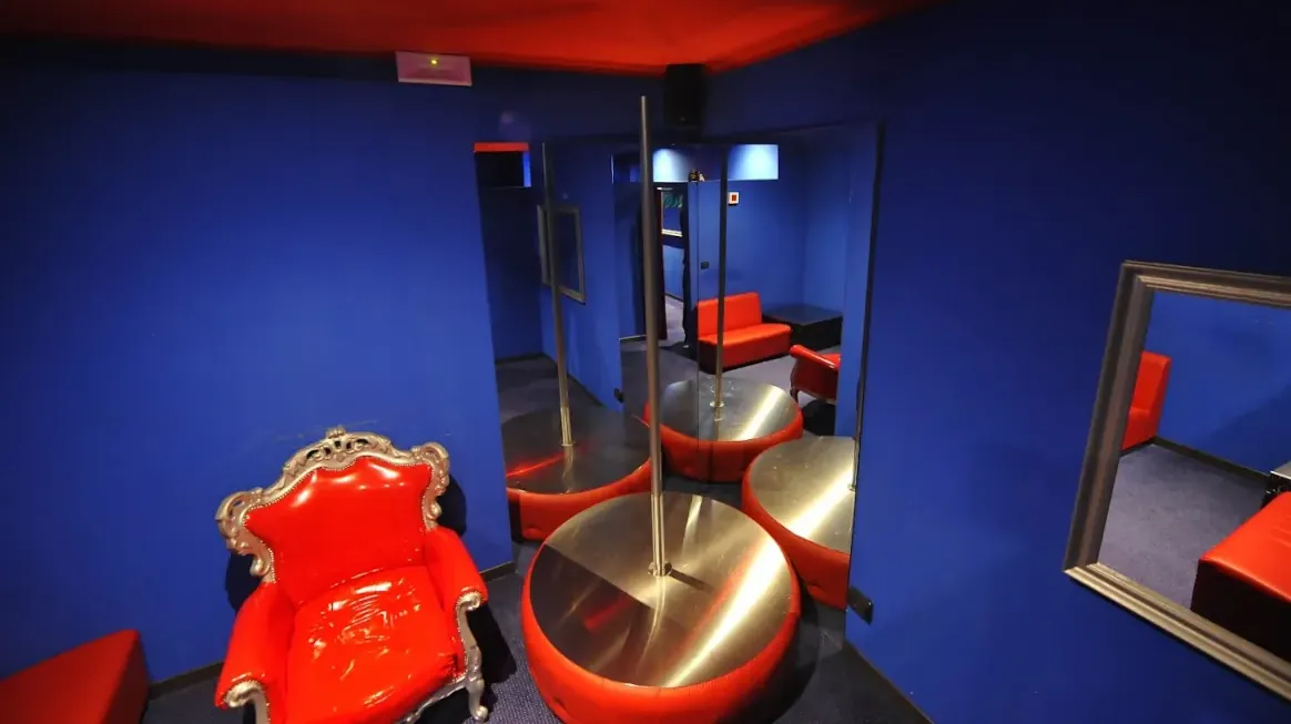 Milano-luxy-club Milano-luxy-club -lap-dance-milano