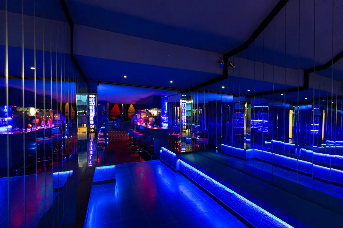 Blue Eyes: Il Club di Lap Dance Iconico di Milano