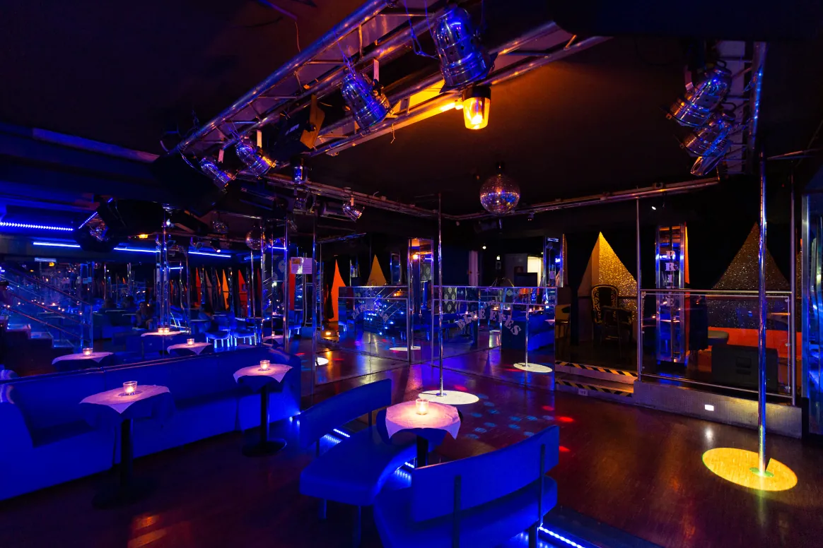 blueeyes le piu eleganti lap dance di milano locali notturni italiani