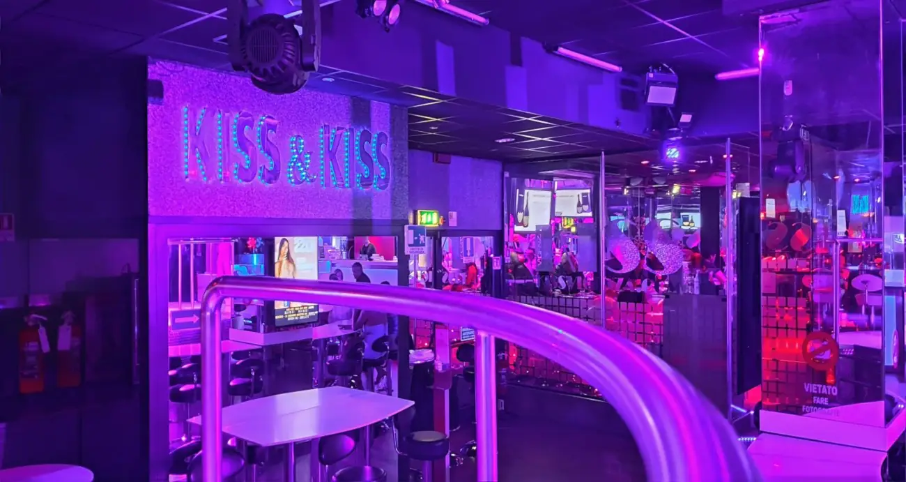 lap dance kiss kiss Night-Clubs