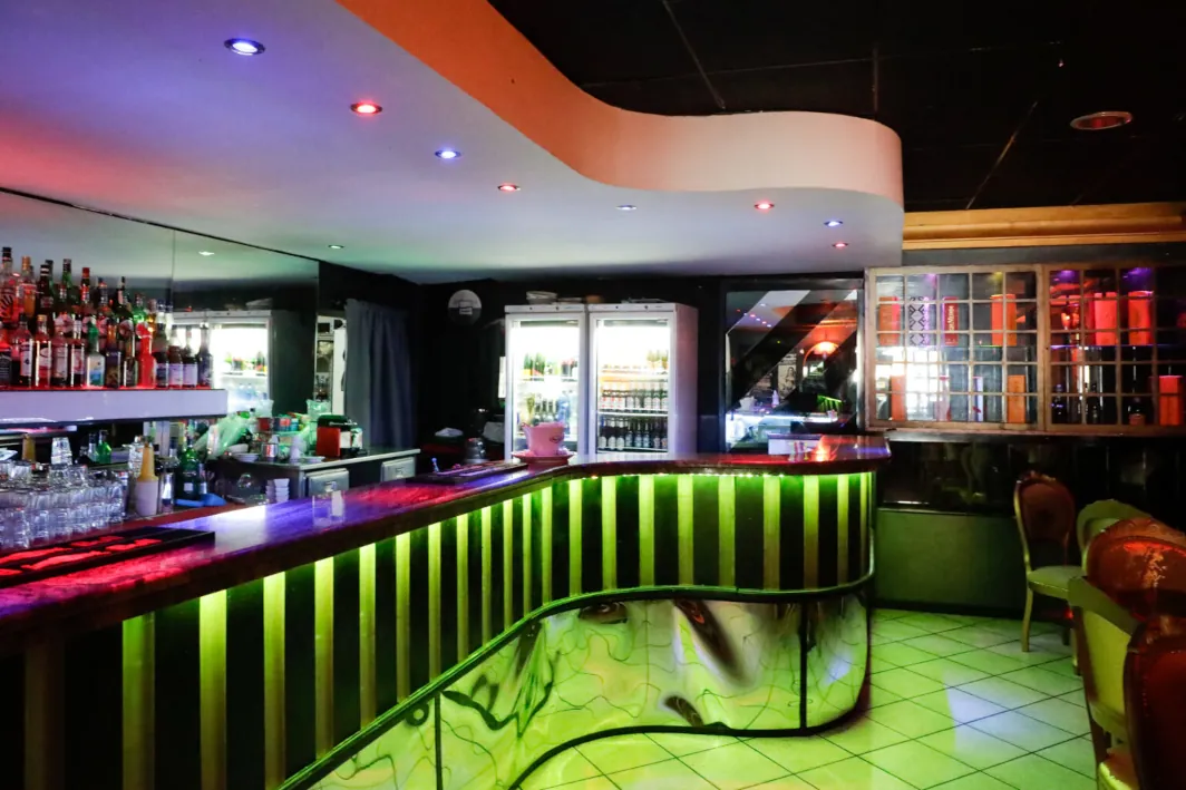 Contatto lap dance -Night-Clubs