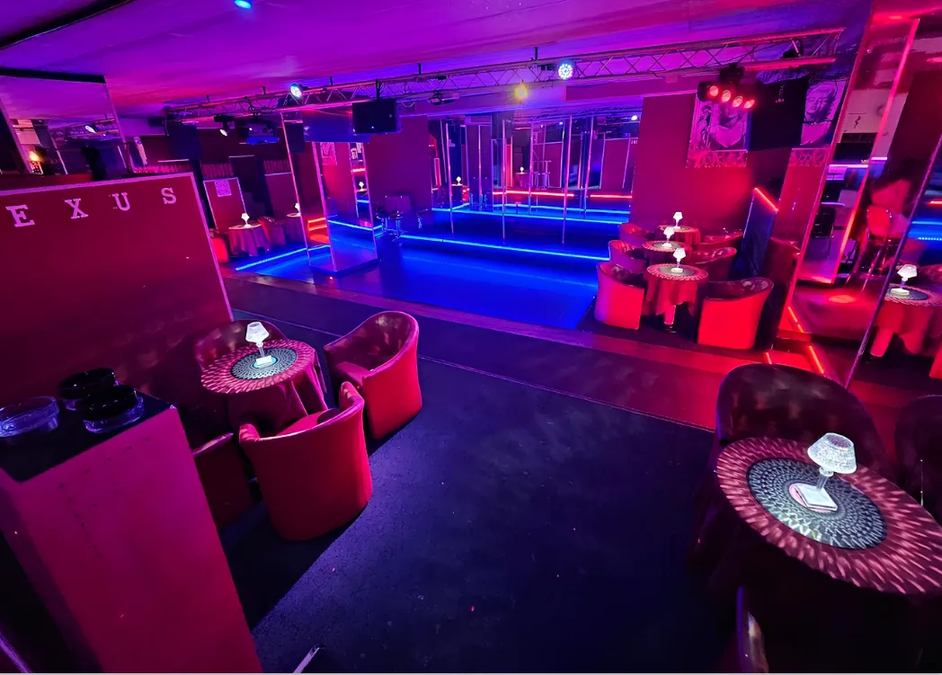 Locali notturni Marche Lavoro Flexus lap dance night club a Porto San Giorgio con night-clubs.it