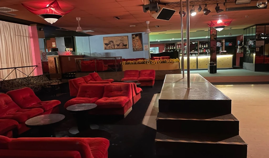Golden Music lavoro reggio emilia night club locali notturni italiani con night-clubs.it