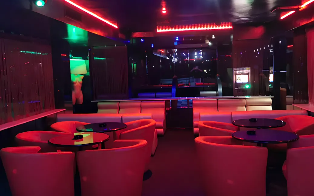 Locali notturni Marche Lavoro Open Gate night club Civitanova Marche con night-clubs.it